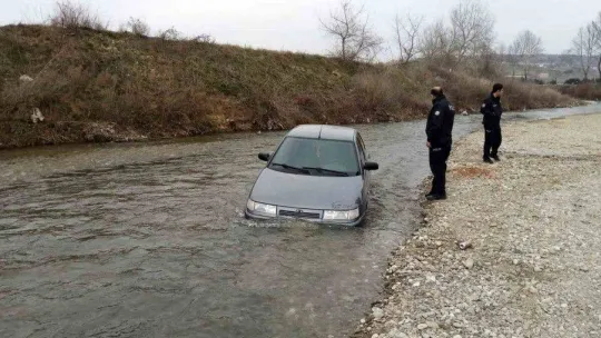Otomobil dereye uçtu