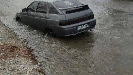 Otomobil dereye uçtu