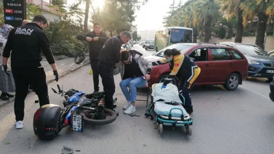 Otomobil ile çarpışan motosiklet savruldu: 2 yaralı