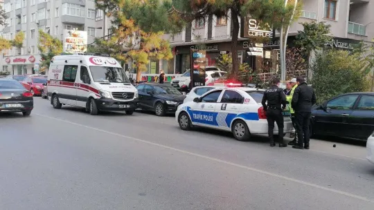 Otomobil ile çarpışan motosiklet savruldu: 2 yaralı