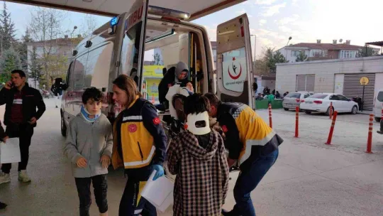 Otomobil ile elektrikli bisiklet çarpıştı: 2'si çocuk 5 yaralı