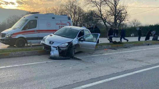 Otomobil ile elektrikli bisiklet çarpıştı: 2'si çocuk 5 yaralı