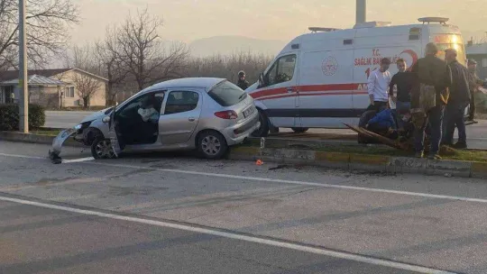 Otomobil ile elektrikli bisiklet çarpıştı: 2'si çocuk 5 yaralı