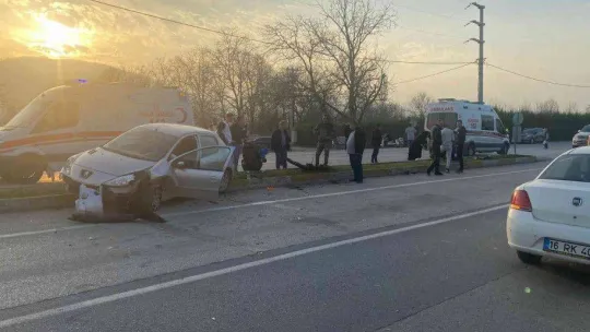 Otomobil ile elektrikli bisiklet çarpıştı: 2'si çocuk 5 yaralı