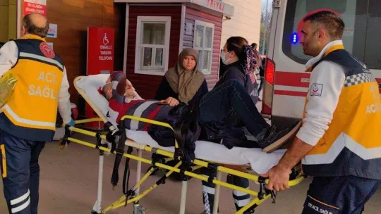 Otomobil ile elektrikli bisiklet çarpıştı: 2'si çocuk 5 yaralı