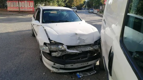 Otomobil ile hafif ticari araç çarpıştı: 2 yaralı