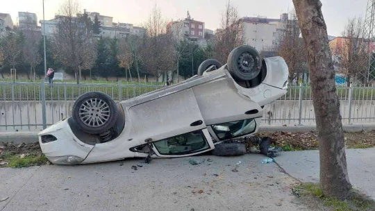 Otomobil motosiklete çarptı, yaralıya ilk müdahaleyi yoldan geçen hemşire yaptı