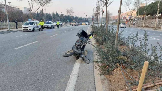 Otomobil motosiklete çarptı, yaralıya ilk müdahaleyi yoldan geçen hemşire yaptı