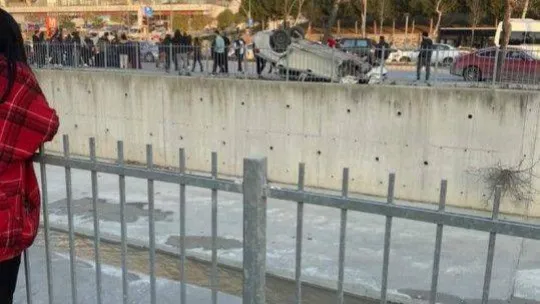 Otomobil motosiklete çarptı, yaralıya ilk müdahaleyi yoldan geçen hemşire yaptı