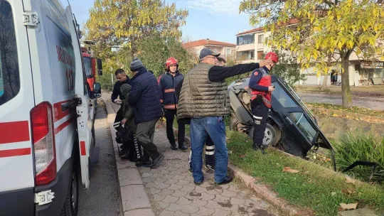 Otomobil su kanalına uçtu