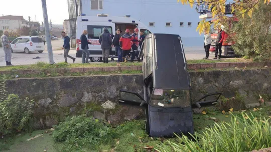 Otomobil su kanalına uçtu