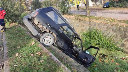 Otomobil su kanalına uçtu