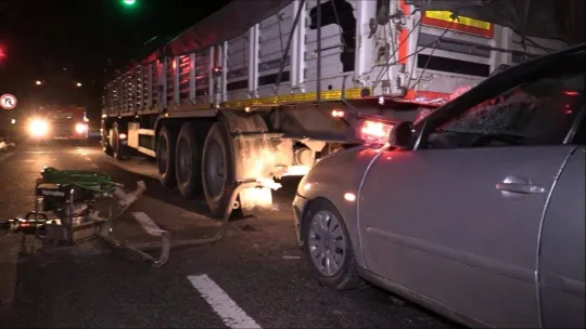 Otomobil tıra arkadan çarptı: 2 yaralı