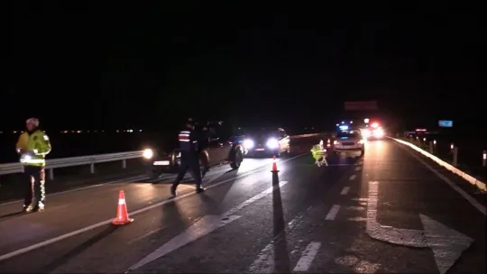 Otomobil tıra arkadan çarptı: 2 yaralı