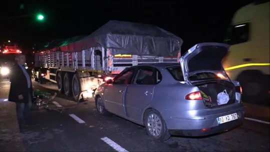 Otomobil tıra arkadan çarptı: 2 yaralı