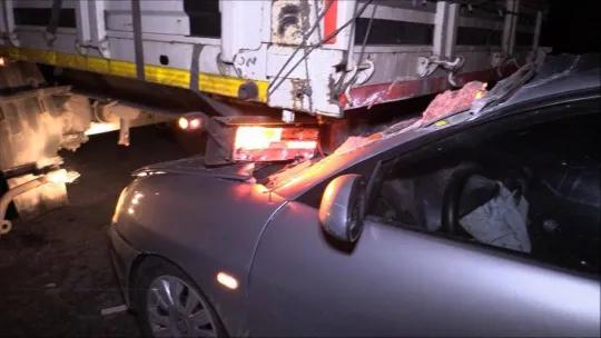 Otomobil tıra arkadan çarptı: 2 yaralı