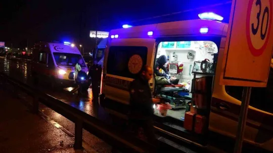 Otomobil tıra arkadan çarptı: 3'ü ağır 4 yaralı