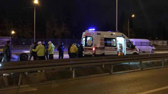 Otomobil, tırın lastiğine çarpıp takla attı: 4 yaralı