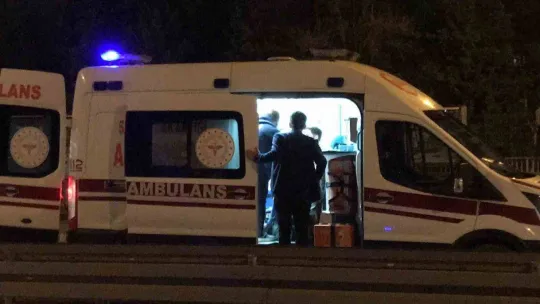 Otomobil, tırın lastiğine çarpıp takla attı: 4 yaralı