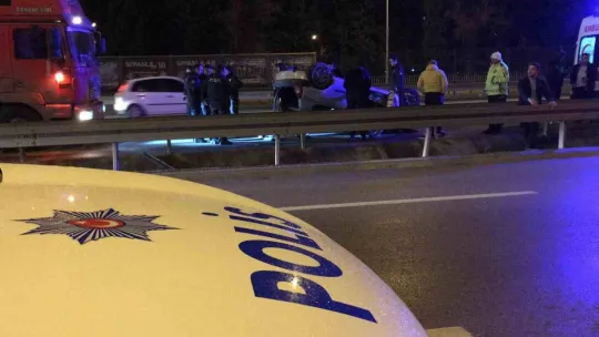 Otomobil, tırın lastiğine çarpıp takla attı: 4 yaralı