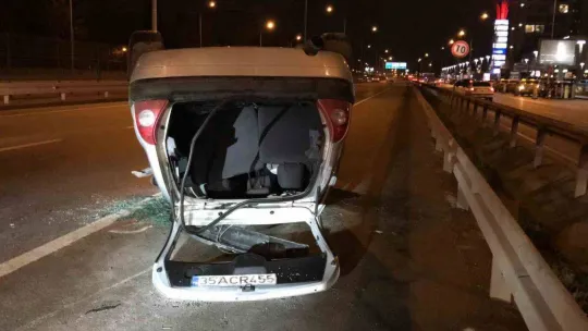 Otomobil, tırın lastiğine çarpıp takla attı: 4 yaralı