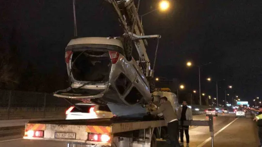 Otomobil, tırın lastiğine çarpıp takla attı: 4 yaralı