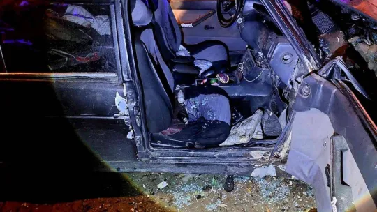 Otomobil yoldan çıkıp duvara çarptı: 1 ölü, 1 yaralı