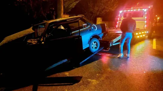 Otomobil yoldan çıkıp duvara çarptı: 1 ölü, 1 yaralı