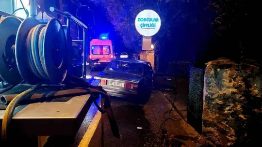Otomobil yoldan çıkıp duvara çarptı: 1 ölü, 1 yaralı
