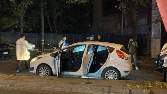 Otomobilden kadını kaçırdılar, kaçtıkları sırada otomobili kurşunladılar: 1 ölü