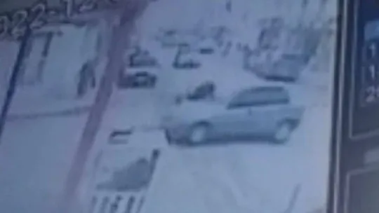 Otomobilin bisiklete çarptığı anlar kamerada