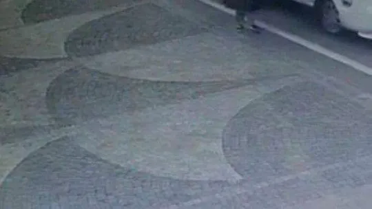 Otomobilin çarptığı kadın hastanede yaşam mücadelesi veriyor