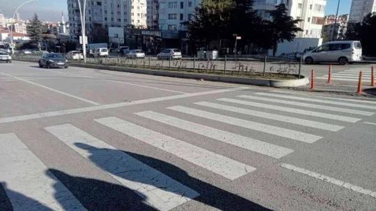 Otomobilin çarptığı kişi metrelerce savrularak hayatını kaybetti