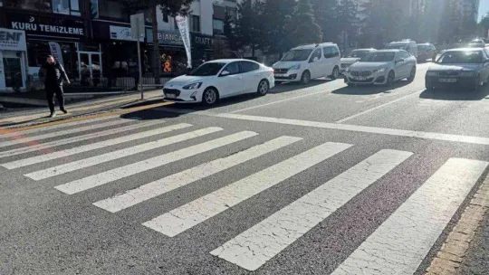 Otomobilin çarptığı kişi metrelerce savrularak hayatını kaybetti