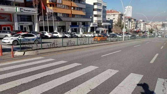 Otomobilin çarptığı kişi metrelerce savrularak hayatını kaybetti