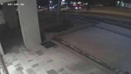 Otomobilin çarptığı kişi metrelerce savrularak hayatını kaybetti