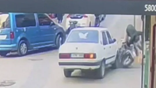 Otomobilin çarptığı motosikletli mağazaya daldı : O anlar kamerada