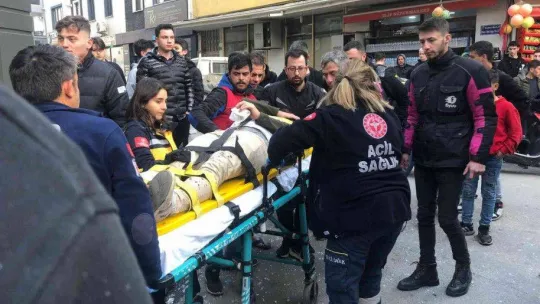 Otomobilin çarptığı motosikletli mağazaya daldı : O anlar kamerada