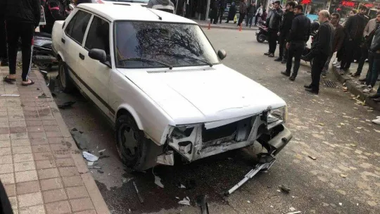 Otomobilin çarptığı motosikletli mağazaya daldı : O anlar kamerada