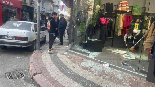 Otomobilin çarptığı motosikletli mağazaya daldı : O anlar kamerada