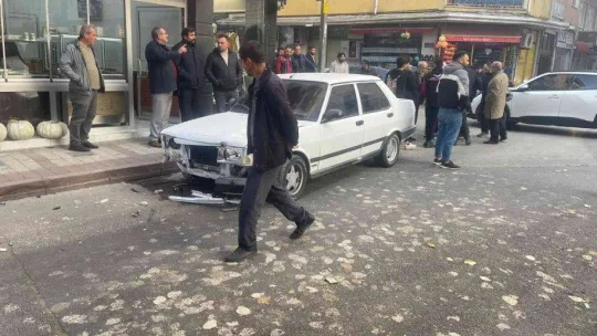 Otomobilin çarptığı motosikletli mağazaya daldı : O anlar kamerada