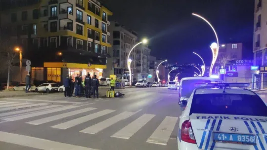 Otomobilin çarptığı motosiklet sürücüsü yaralandı