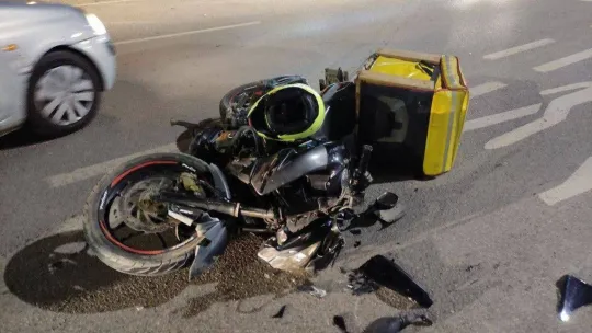 Otomobilin çarptığı motosiklet sürücüsü yaralandı