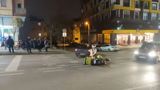 Otomobilin çarptığı motosiklet sürücüsü yaralandı