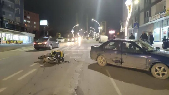 Otomobilin çarptığı motosiklet sürücüsü yaralandı