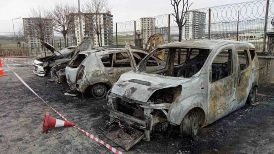 Otomobilin elektrik aksamındaki yangın 5 aracı küle çevirdi