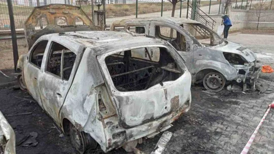 Otomobilin elektrik aksamındaki yangın 5 aracı küle çevirdi