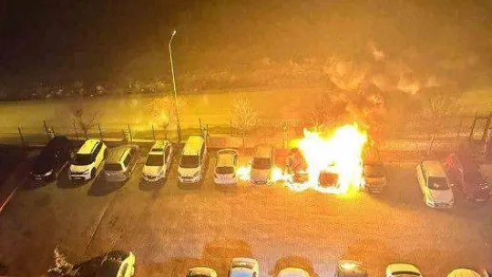 Otomobilin elektrik aksamındaki yangın 5 aracı küle çevirdi