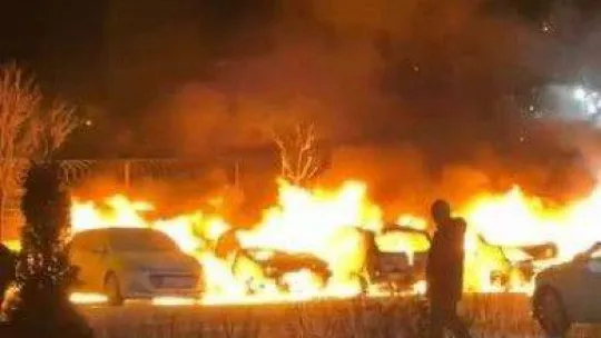 Otomobilin elektrik aksamındaki yangın 5 aracı küle çevirdi