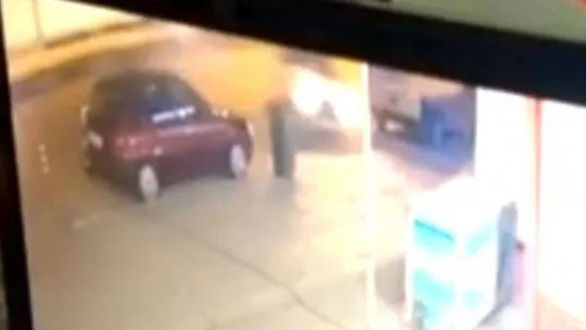 Otomobilin kayarak park halindeki bir araca çarptığı kaza kamerada